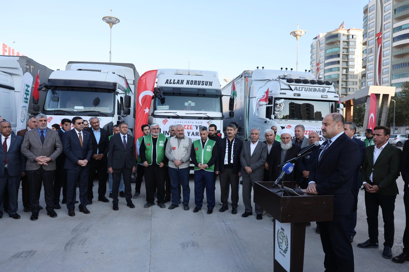 ŞANLIURFA’DAN GAZZE’YE 4 TIRLIK YARDIM KONVOYU DUALARLA UĞURLANDI 