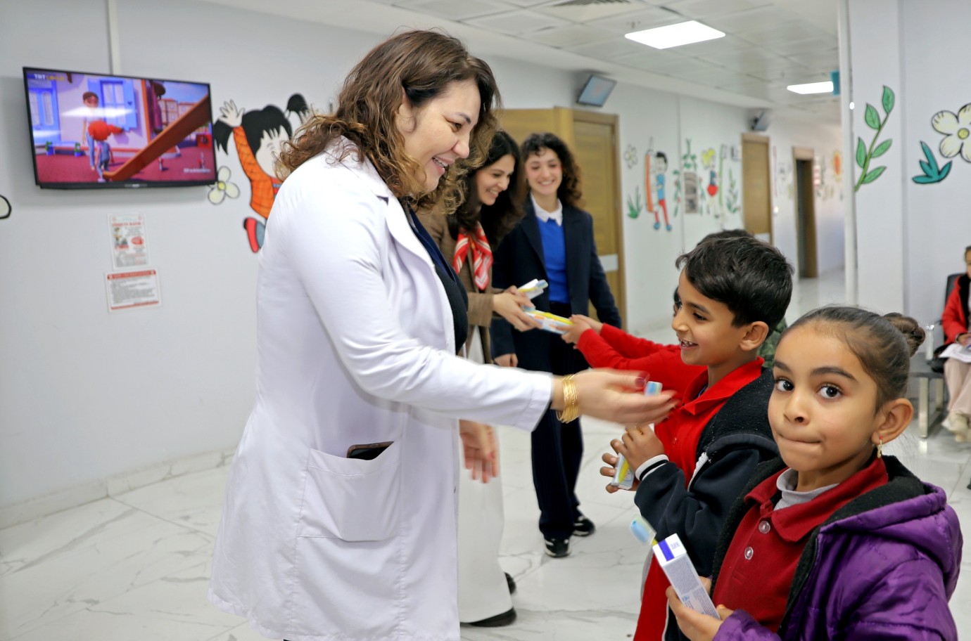 Diş Haftasında Gönüllere Taht Kuran Proje: Çocuklar Hem Muayene Oldu Hem Gülümsetti